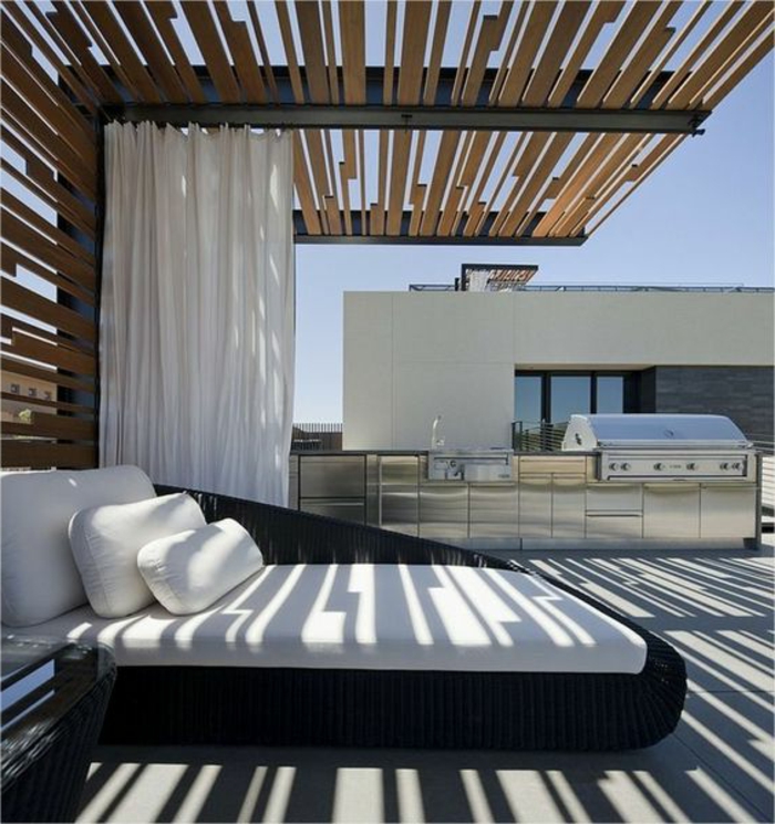 遮阳屋顶露台放映在露台上用藤制厨房制成的花园床