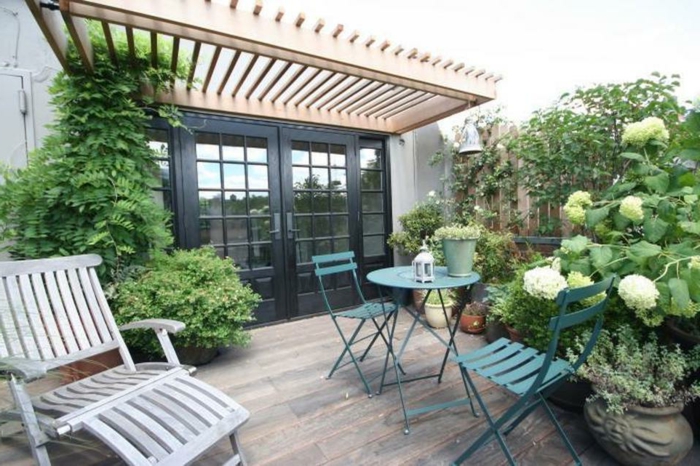 带植物设计休息室家具和木地板的大庭院
