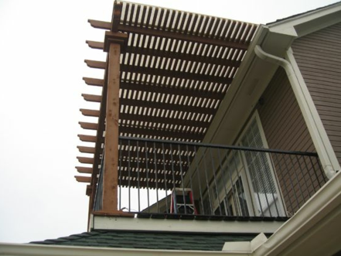 Prostor na krovićima ili balkon s drvenim sjenilom