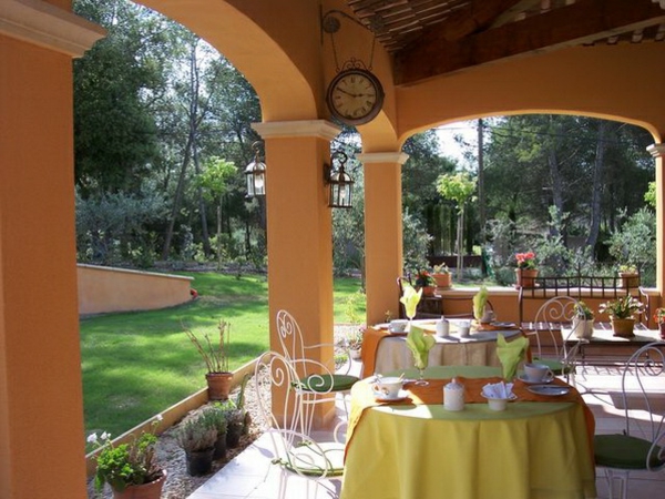 Cubierto-terraza-amarillo-manteles - y gran jardín
