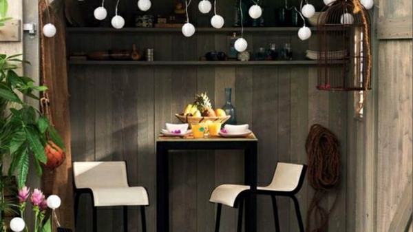 Покрити-тесас-висящи светлини - два бели стола