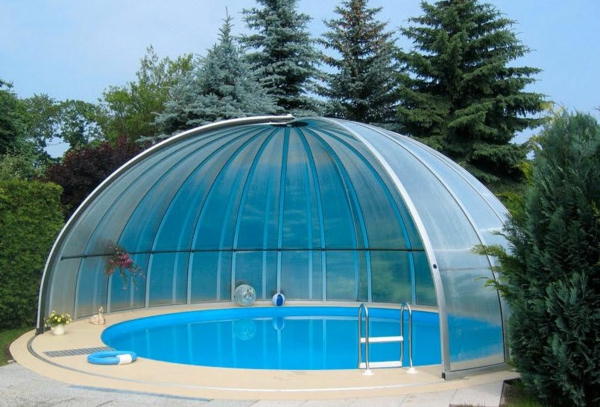 Покритият басейн-много хубав дизайн
