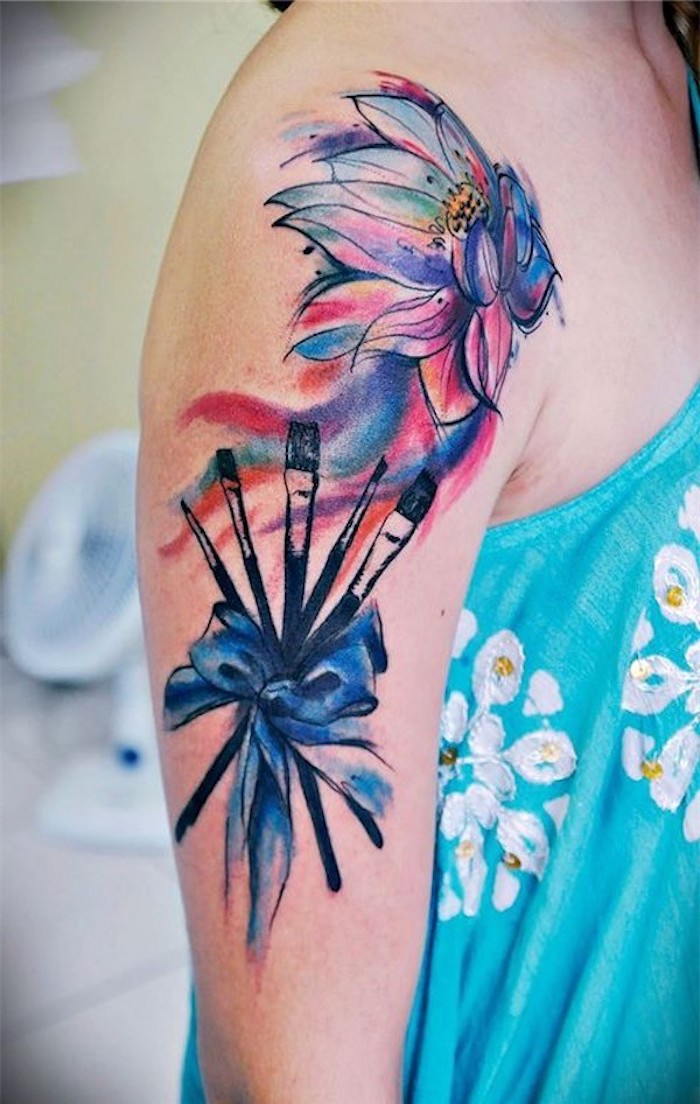 Virág tetoválás a felső karon, akvarell tetoválás virággal, ecsettel és íjjal