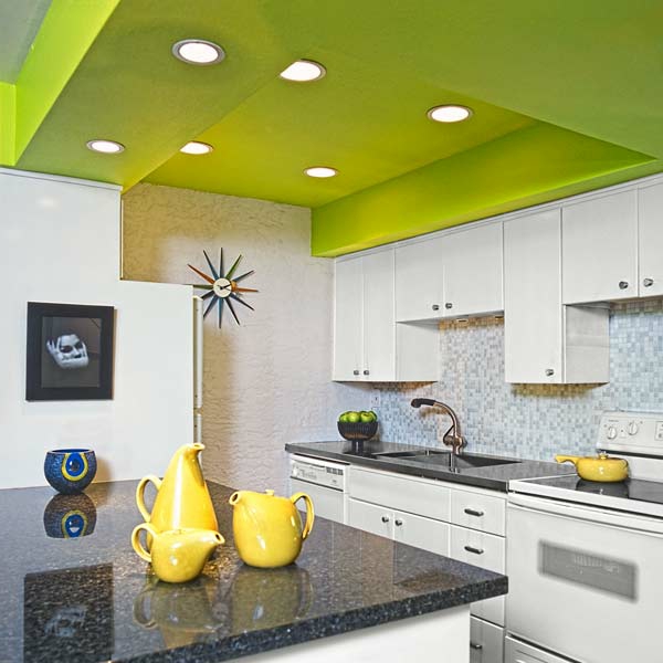 एक हरे रंग छत के साथ सुंदर रसोईघर