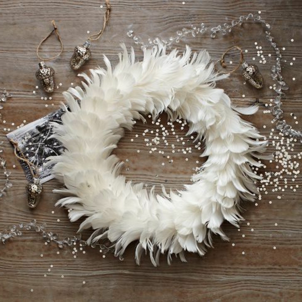 bijeli božićni ukras - vijenac od perja