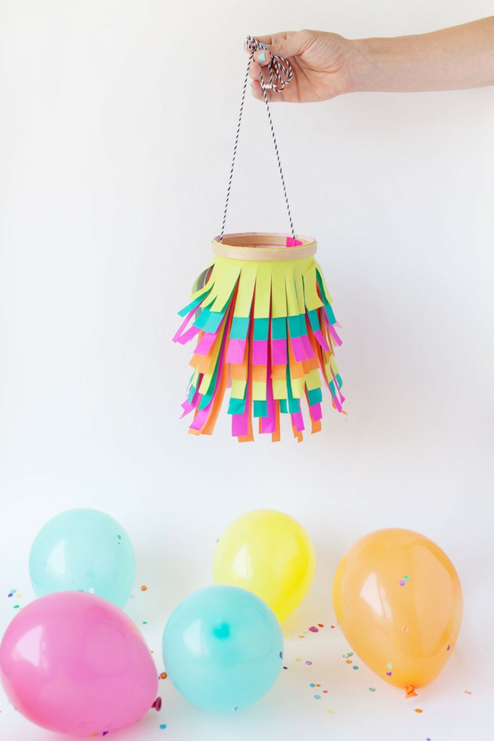 hacer linternas en papel de color e hilo, globos, decoración de fiesta