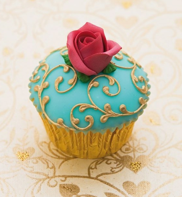 muffin kék fondant arany elemekkel és vörös rózsa