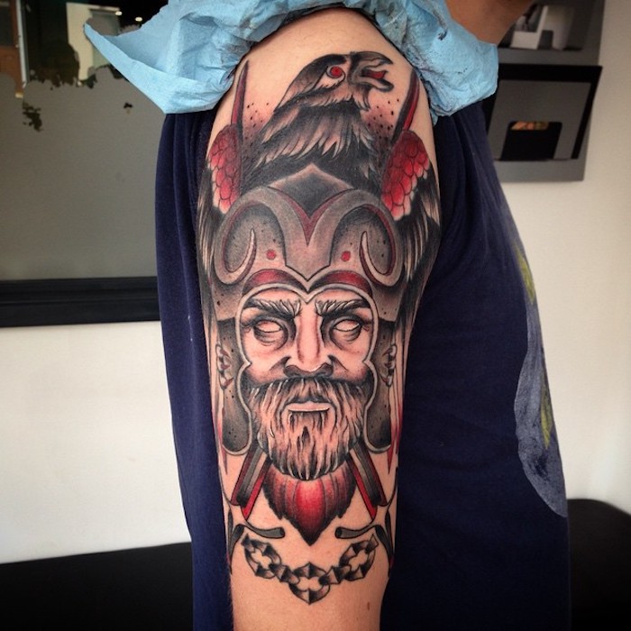викинг татуировки, викинг с каска, птица, татуировка на горната част на ръката