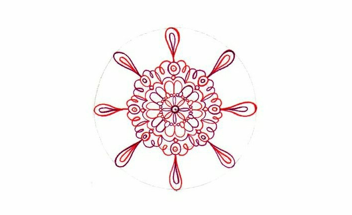 Mandala slikarstvo, dovršena mandala s bijelim konturama, crvena, ljubičasta, naprtnjače, spirale, veliki krug