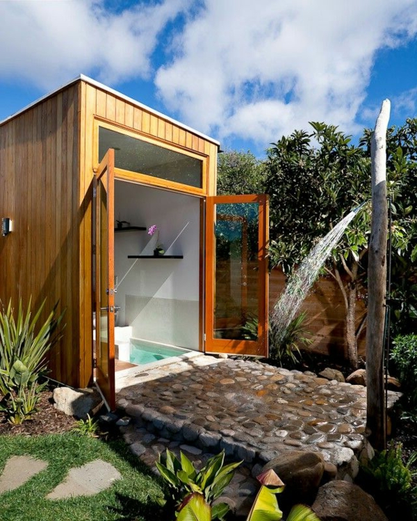 jardín-sauna con ducha