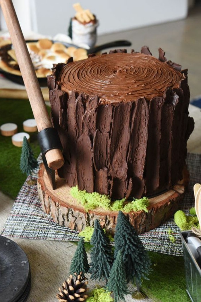 12-بارد من صنع كعكة عيد ميلاد الشوكولاته في داخل شكل من مخروط