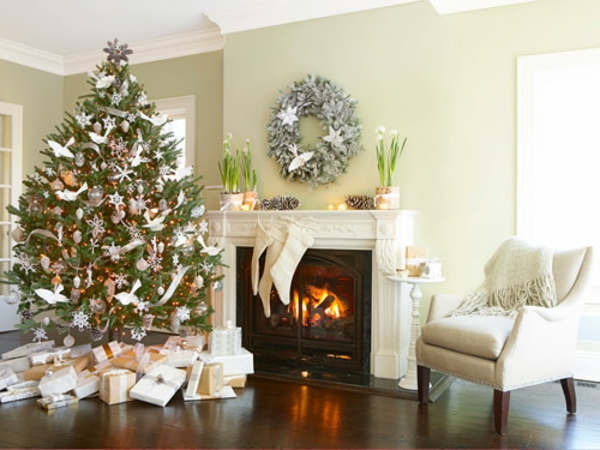 fehér karácsonyi dekoráció - kandalló fehér és gyönyörű fenyőfa