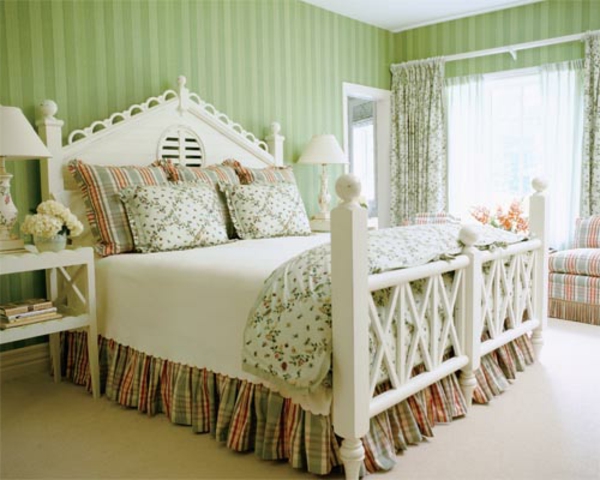 פנים הבית בסגנון חדר השינה - מיטה לבנה וטפט ירוק