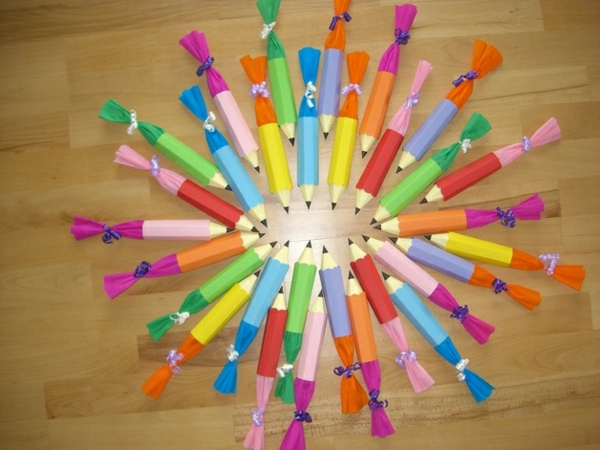 színes ceruzák - iskolai dekoráció