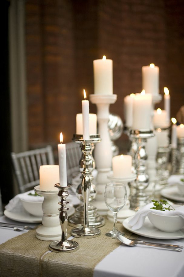 bijele božićne ukrase - svijeće u bijeloj na stolu