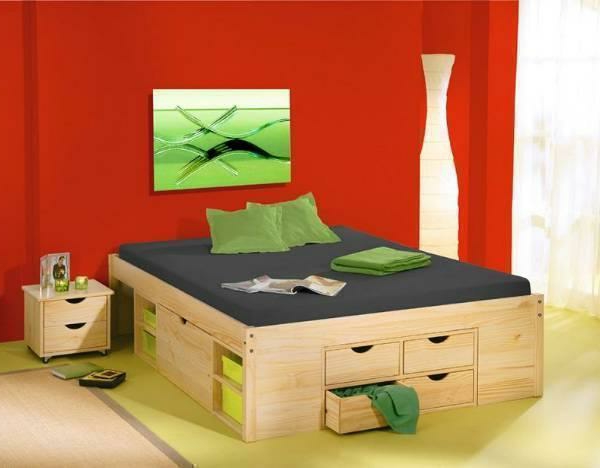 Елегантен двойно легло-с-дълъг-нощна лампа и червено-стена