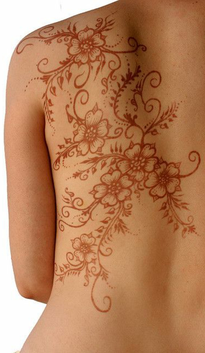 Хена цвят: татуировка на червена къна, татуировка на цветя, флорални мотиви, цветни мотиви в червено, татуировка на гърба