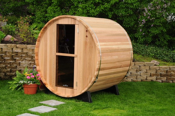 Sauna de madera de jardín alrededor