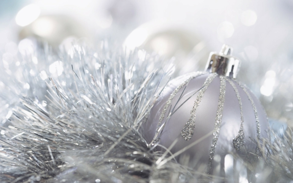 fehér karácsonyi dekoráció - mesterséges karácsonyfa fehér színben