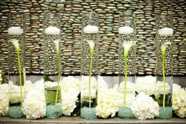 Таблица декорация стъклени вази и най-цветята
