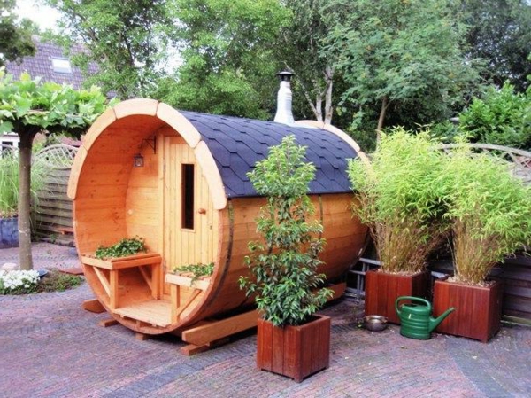 Sauna de madera de jardín con plantas-