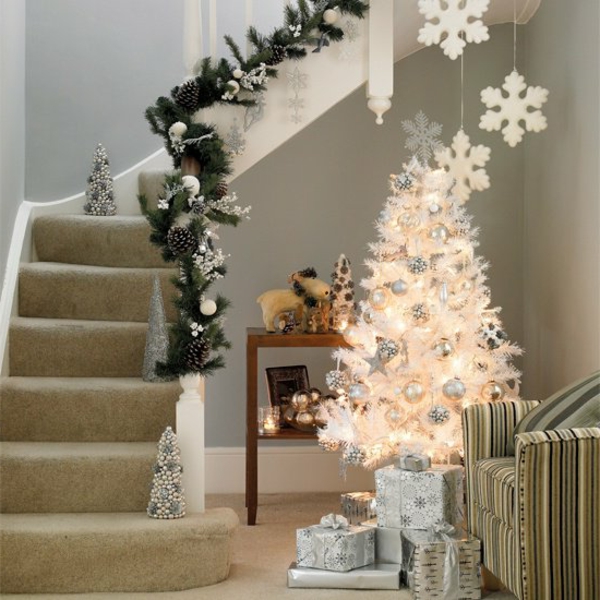 fehér karácsonyi díszítés a lépcsőházakhoz