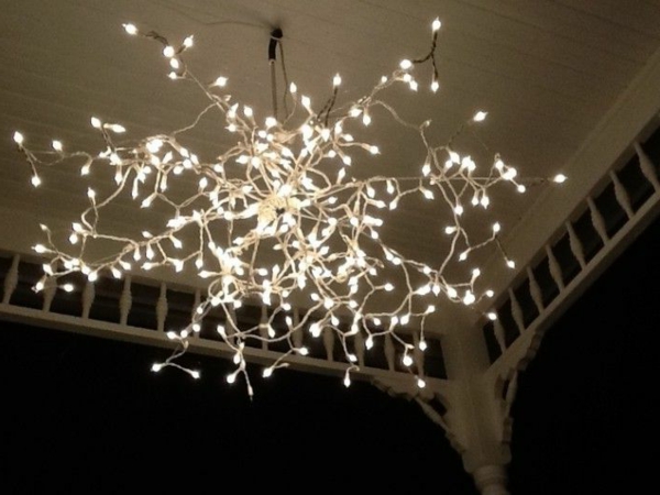 fehér karácsonyi dekoráció - elegáns csillár, amely ragyog