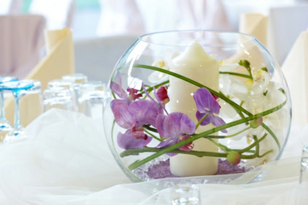 бяло-лилаво една орхидея-свещ-деко