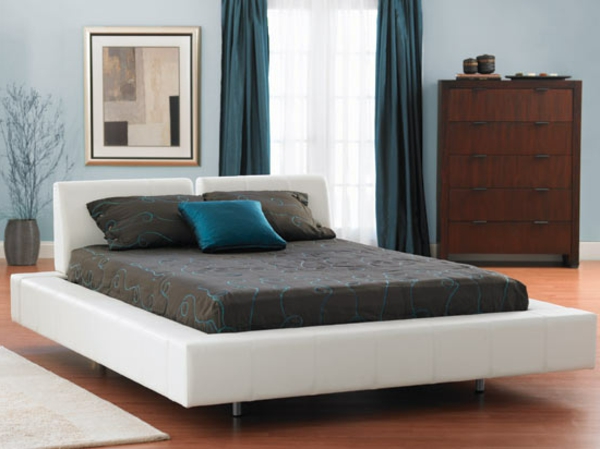 modern skandináv ágy fehérben - sötét ágyneművel