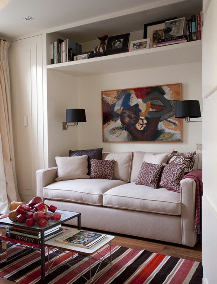 غرفة بيضاء مع سرير أريكة كريمي ، مجموعة من الوسائد ، طاولة قهوة ، كتب الفن ، لوحة تجريدية H & G 09/2011 pub orig