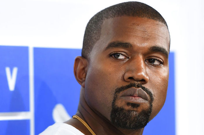 Kanye West עם Henriquatre בהזדמנות רשמית, כרזה כחולה, קיר לבן