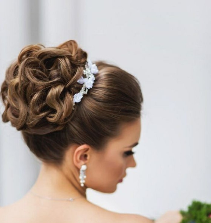 2-női frizurák magas göndör haj-barna haj tartozékok esküvői-menyasszony