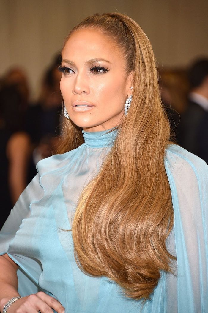 karamela, frizura Jennifer Lopez s frizurama od bisera i plave haljine sifonom