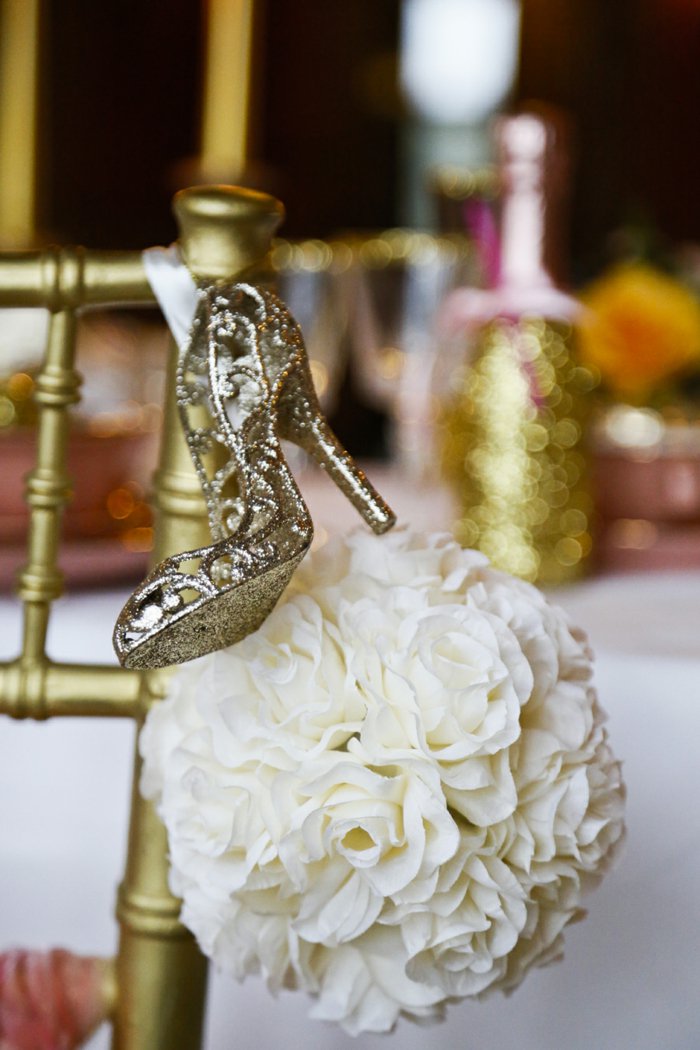 2 романтична сватба идея и златни обувки, вдъхновени от по история за Пепеляшка