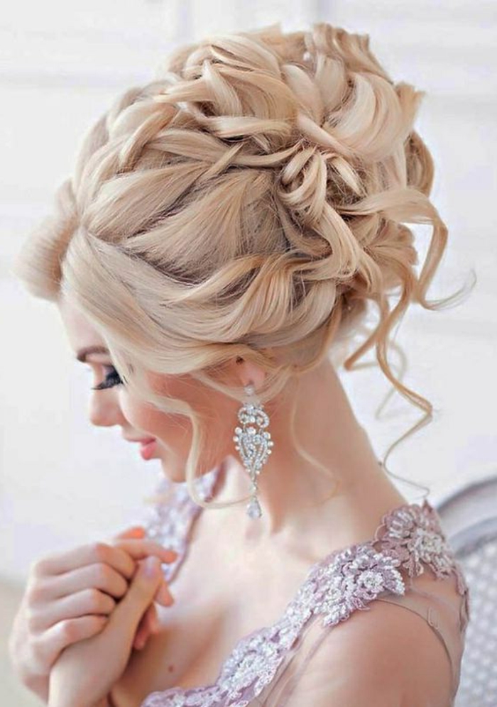 menyasszony szőke haja és gyönyörű esküvői frizura