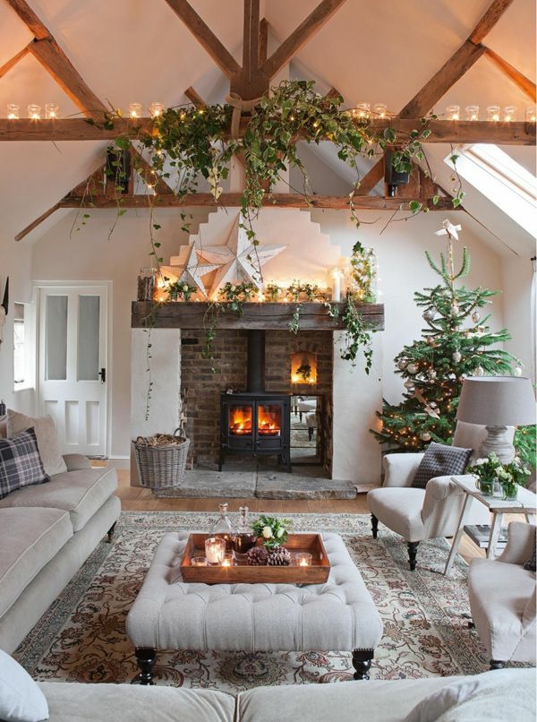 fehér karácsonyi dekoráció nappali egy szép kandallóval