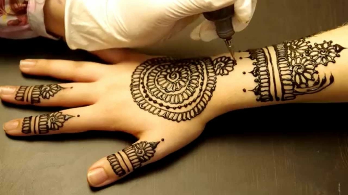 DIY henna татуировка, татуировка техника с къна цвят, пръст татуировка и ръчна татуировка за жени