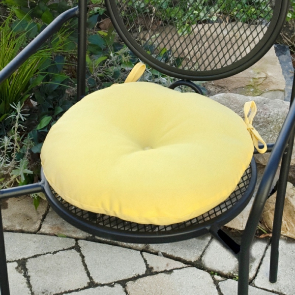 Жълтата възглавница на седалката е кръгла