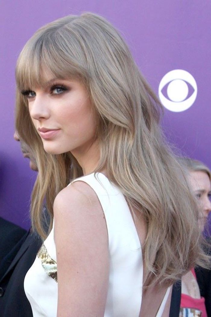 Taylor Swift s dugim pepeljastim plavokosom, gotovo sivom kosom s ponišnim frizurama
