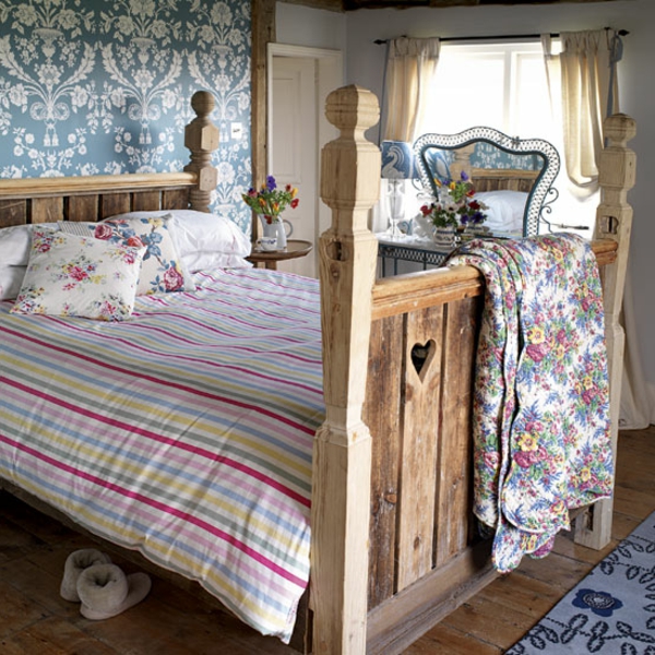 maalaistyylinen makuuhuone - kaunis puinen sängyn muotoilu