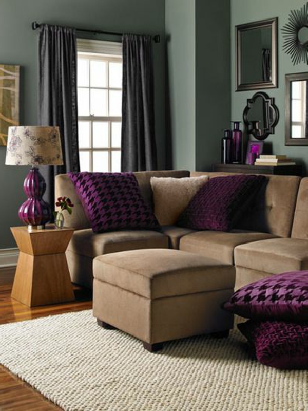 малък хол, създаден - ъглов диван и лилаво хвърляне възглавница