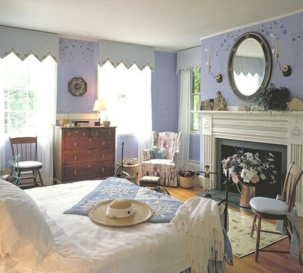 maalaistyylinen makuuhuone - kaunis takka ja ovaalinmuotoinen peili