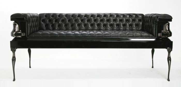 Готически диван в черна кожа, дървени крака с орнаменти, метални орнаменти