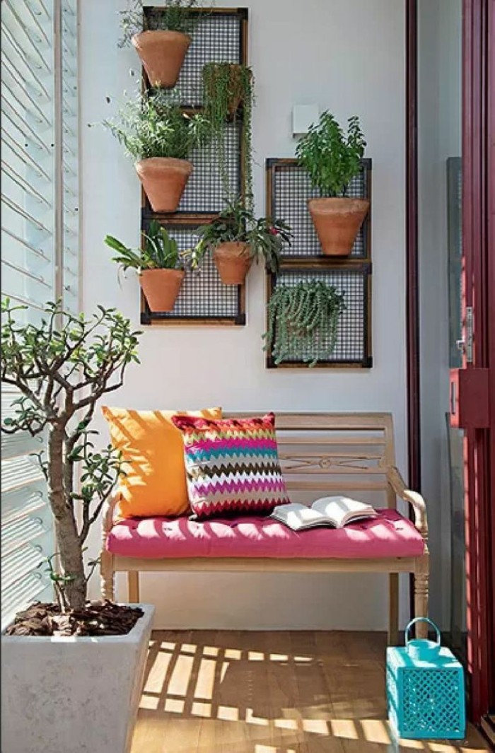 2schmalen-балкон-дизайн-стъклена врата-червено-кадър саксийни растения-пейка-дървени-колоритен-kisse-оранжево-червено-kisse-kisse