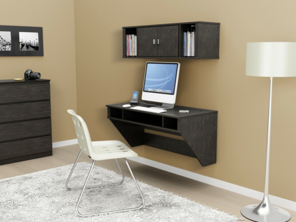 дизайнерски бюро - бял стол и бяла лампа до него