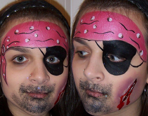 dos imágenes de un niño con maquillaje pirata