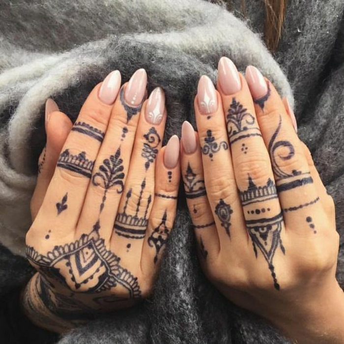 Жена с пръсти татуировки от двете си ръце, индийски стил на татуировка с много кънки в черно