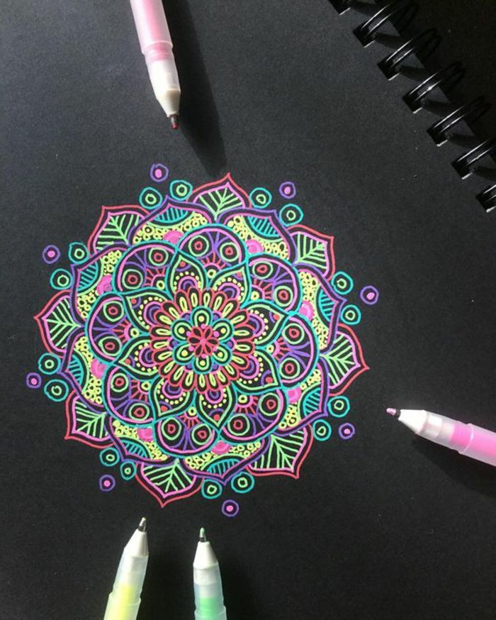 Mandala sablonok felnőtteknek és gyerekeknek, neonszínek, neon tollak, fekete színező papír