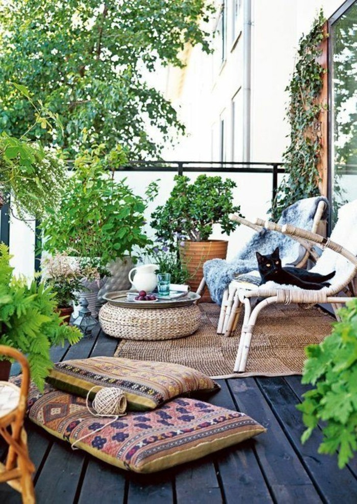 3kleine-space-έστειλε-set-μπαλκόνι-ξύλο μοκέτα του δαπέδου πολύχρωμα μαξιλάρια-ζαχαροκάλαμο καρέκλες-φυτό-cat