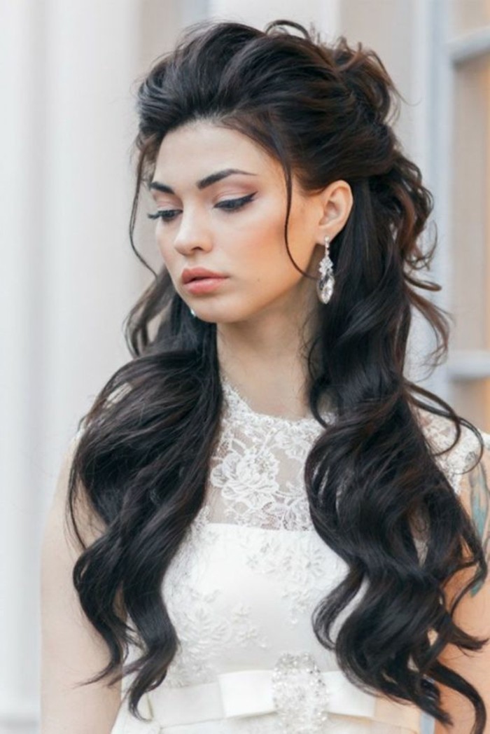 4-frizurák Női sxhwarze-göndör haj smink menyasszony esküvői ruha frizura